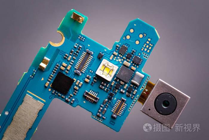 蓝色电路板从智能手机与相机模块在带状电缆